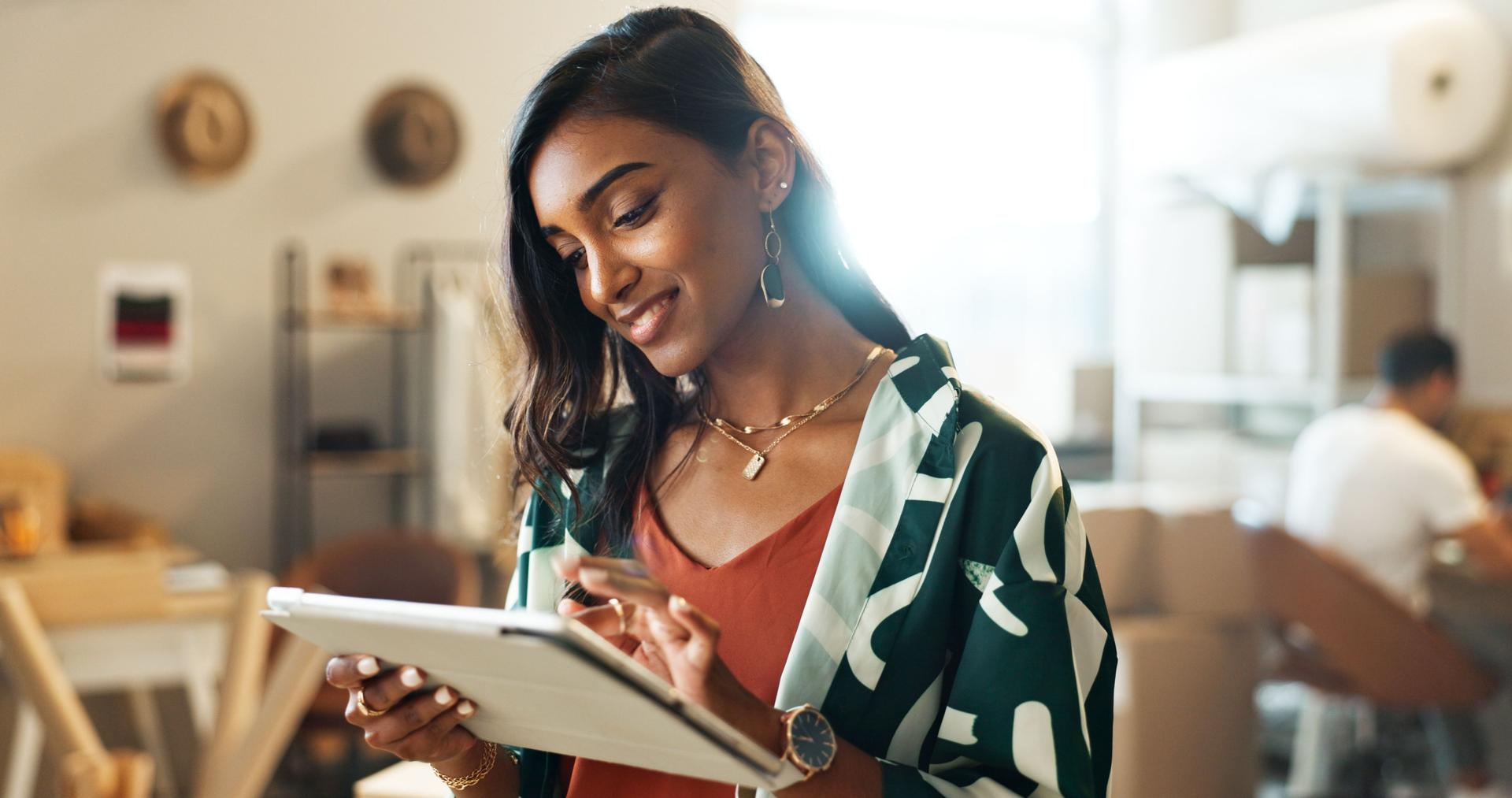 Femme d’affaires, tablette et sourire pour startup, e-commerce et marketing en ligne. Femme, technologie et site web pour l’entreprise de conception, le travail et la vérification des stocks pour la chaîne d’approvisionnement, le gestionnaire et le