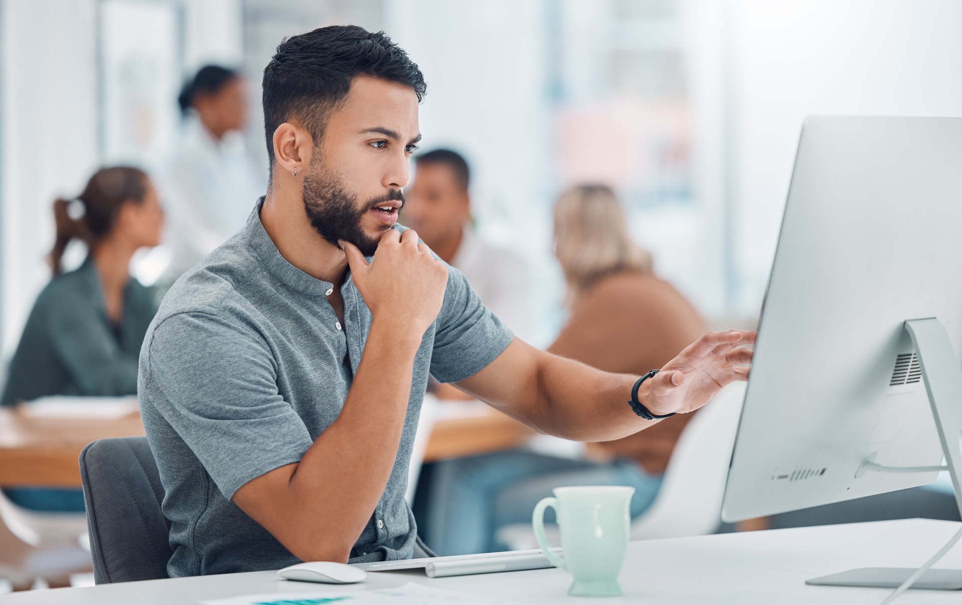 Startup, bureau et homme au bureau avec ordinateur travaillant sur un projet créatif pour une entreprise de marketing ou de publicité. Homme d’affaires, graphiste ou développeur de logiciels travaillant sur la transformation numérique.