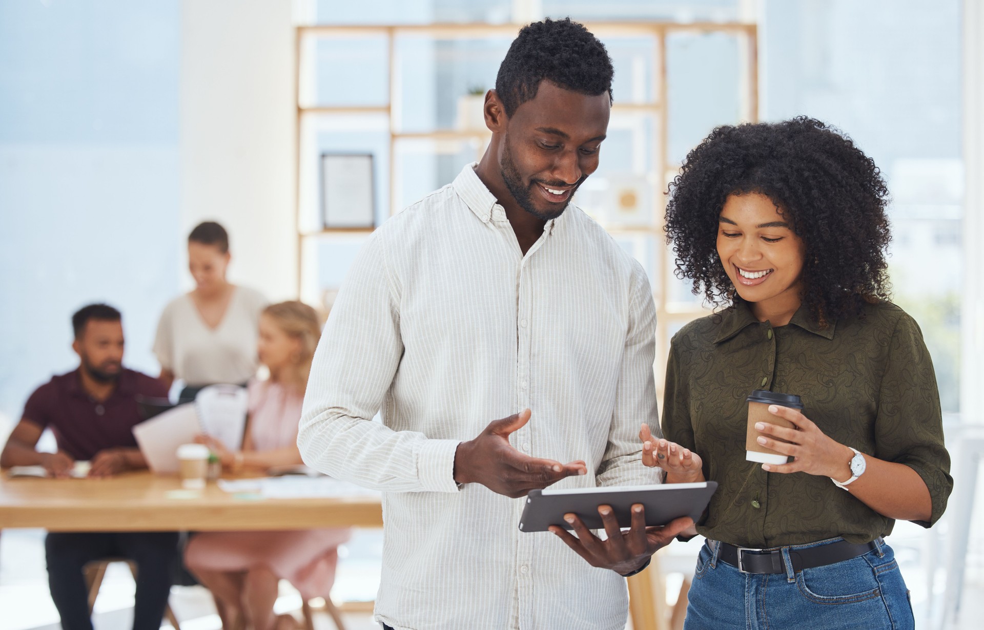 Productivité, travail d’équipe et gens d’affaires avec tablette pour la collaboration, la communication et la planification d’agence de marketing en ligne. Noirs de bureau, technologie numérique et stratégie d’information de site Web