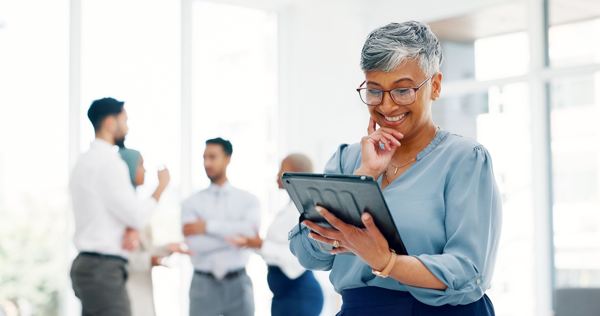 Affaires, leadership et femme mûre avec tablette et lunettes travaillant dans une agence de marketing créatif en Inde. Gestion, Internet et études de marché, femme heureuse PDG d’une société de marketing numérique.