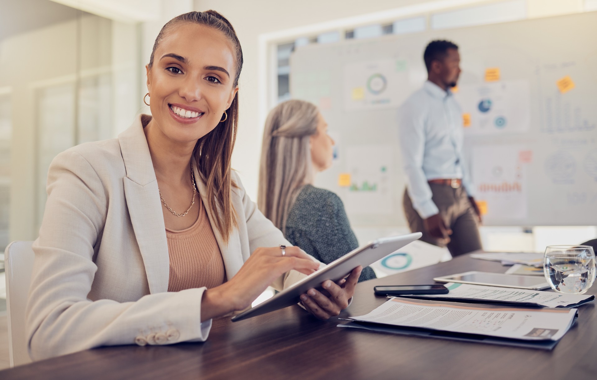 Réunion de la stratégie, de la planification et des gens d’affaires pour l’analyse du marketing numérique, l’examen des bénéfices et le budget de l’entreprise avec portrait des employés. Tablette, tableau blanc et équipe de présentation ave